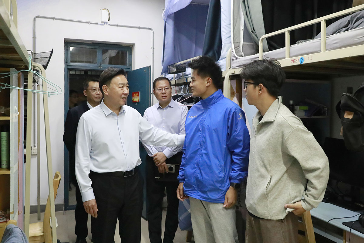 党委书记张志坚带队走访看望假期值班值守教职工、留校学生 筑牢校园安全防线