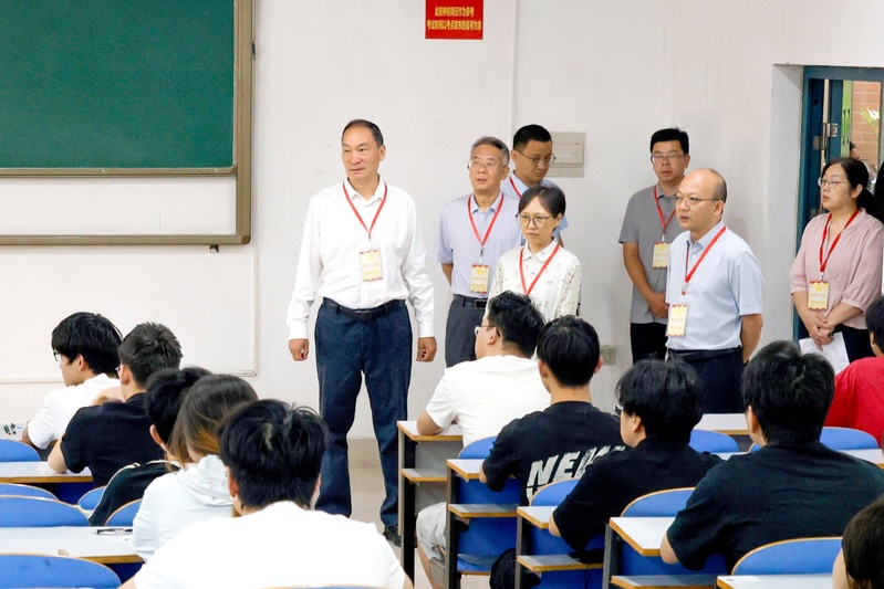 校领导深入考场巡视期末考试工作