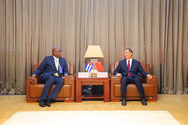 古巴哈瓦那大学代表团到访我校