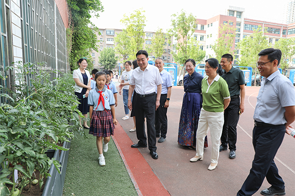 党委书记张志坚到附属学校开展“六一”国际儿童节慰问活动