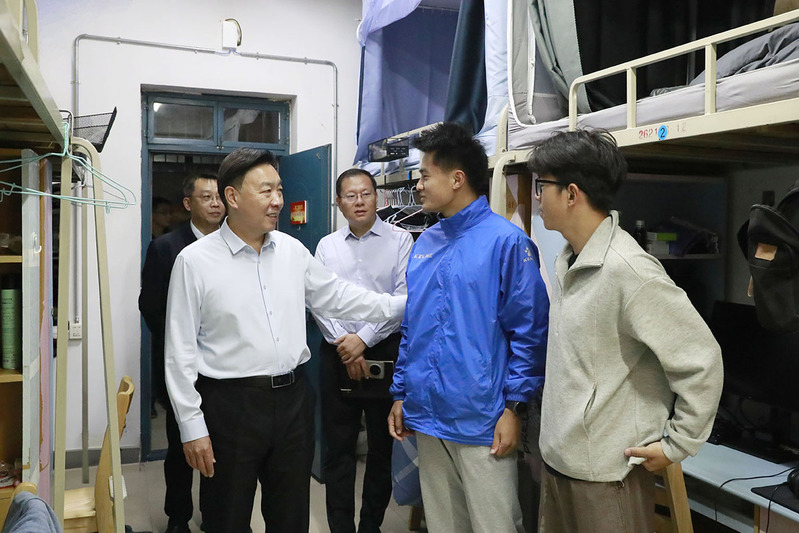 党委书记张志坚带队走访看望假期值班值守教职工、留校学生 筑牢校园安全防线