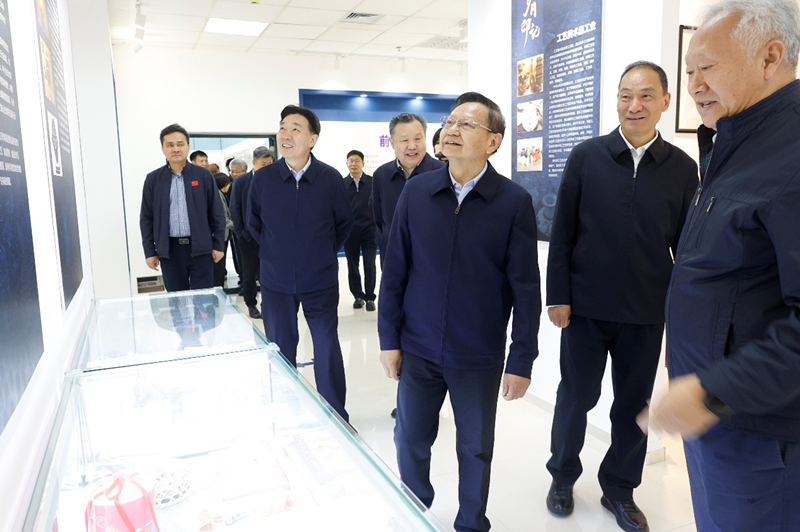中国轻工业联合会会长张崇和一行来校考察调研