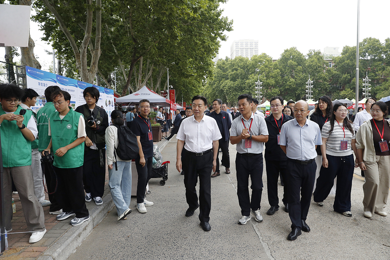 校领导看望慰问2026级新生并指导迎新工作