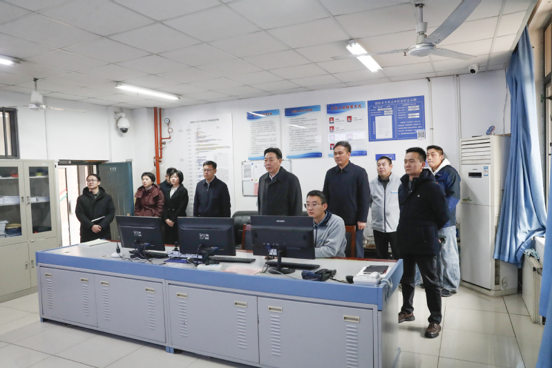 校领导走访慰问一线工作人员和留校学生